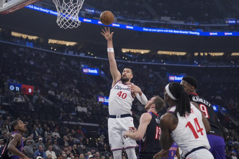 场上带着防 场上带着防